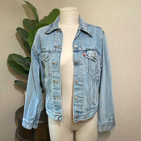 Levi's Jackets & Blazers - Levi’s Jean jacket